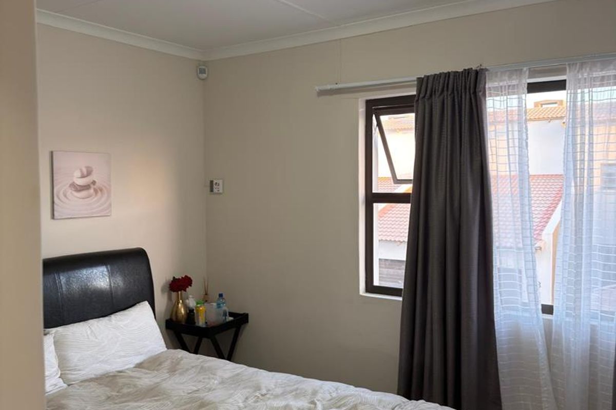 Modern Living: 2-Bed Townhouse with Private Courtyard - Photo 2