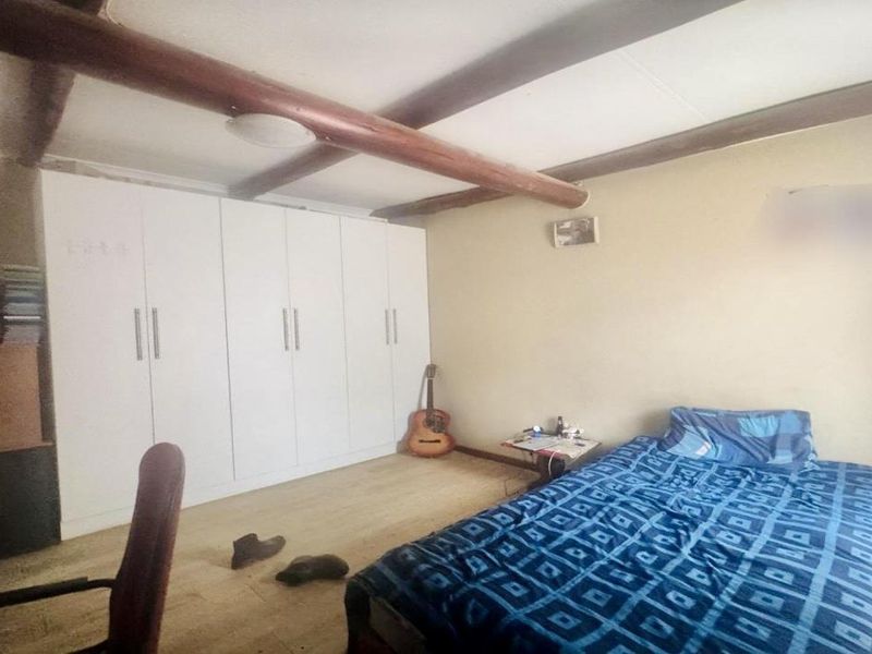 5 Bed | 3 Bath | Study | Flatlet | Pool | Single Garage – Bendor Bargain Potential - Photo 4