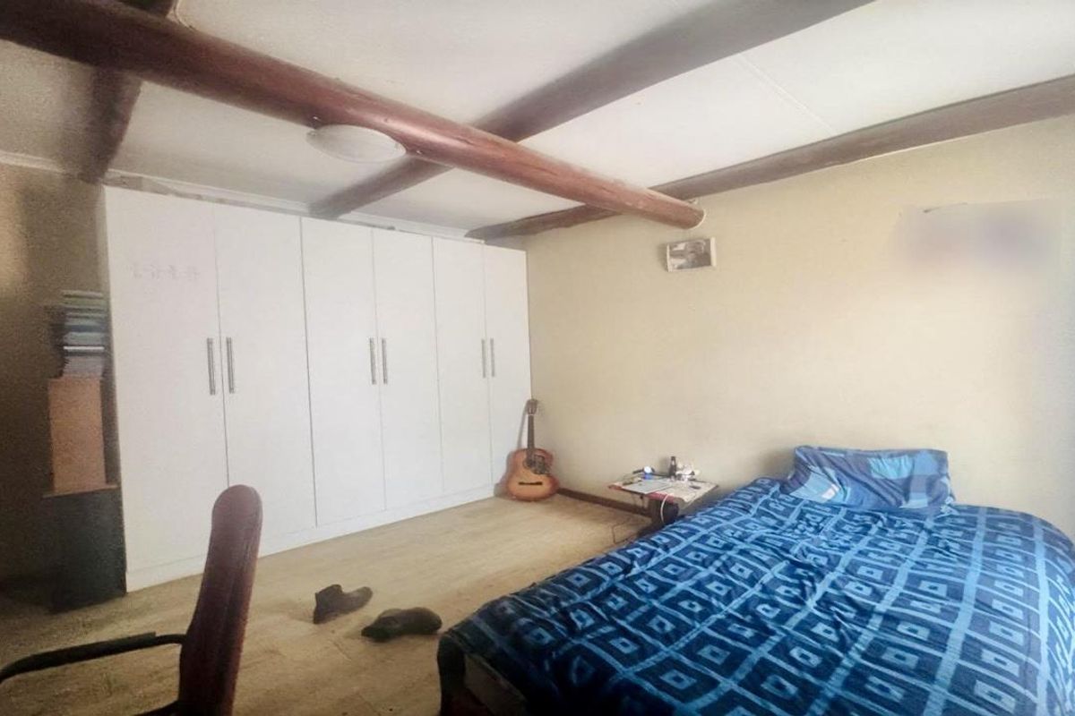 5 Bed | 3 Bath | Study | Flatlet | Pool | Single Garage – Bendor Bargain Potential - Photo 4