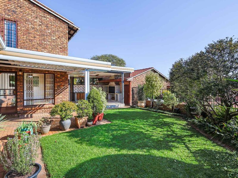 Stylish & Secure Living in the Heart of Faerie Glen - Photo 6