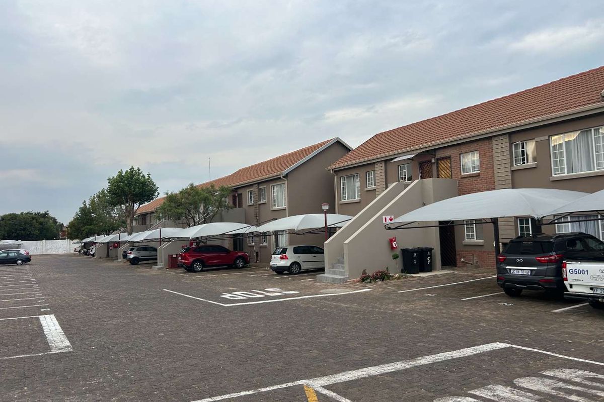 Ground floor with covered patio. - Photo 3