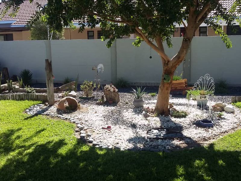 Neat and Spacious Family Home, Perfect for Entertaining! - Photo 3