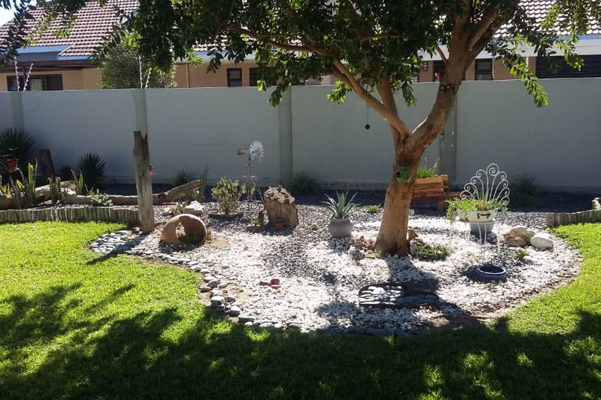 Neat and Spacious Family Home, Perfect for Entertaining! - Photo 3