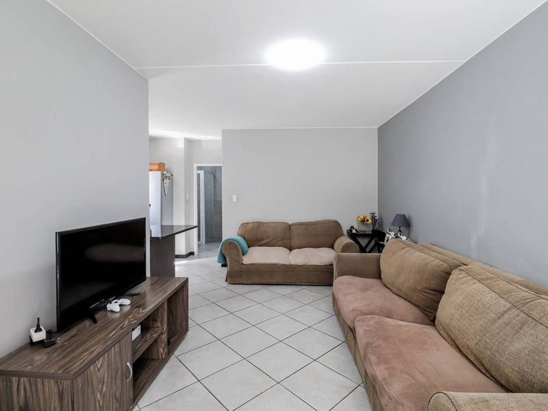 Modern Townhouse with Open Plan Living - Ground Floor Unit Next to Park - Photo 4