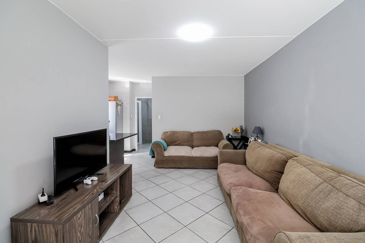 Modern Townhouse with Open Plan Living - Ground Floor Unit Next to Park - Photo 4