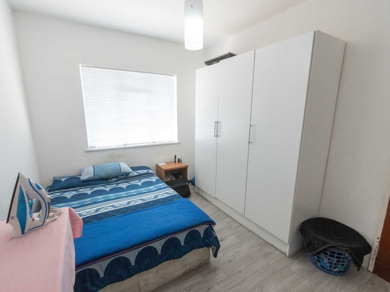 2 bed apartment with enclosed balcony. - Photo 5