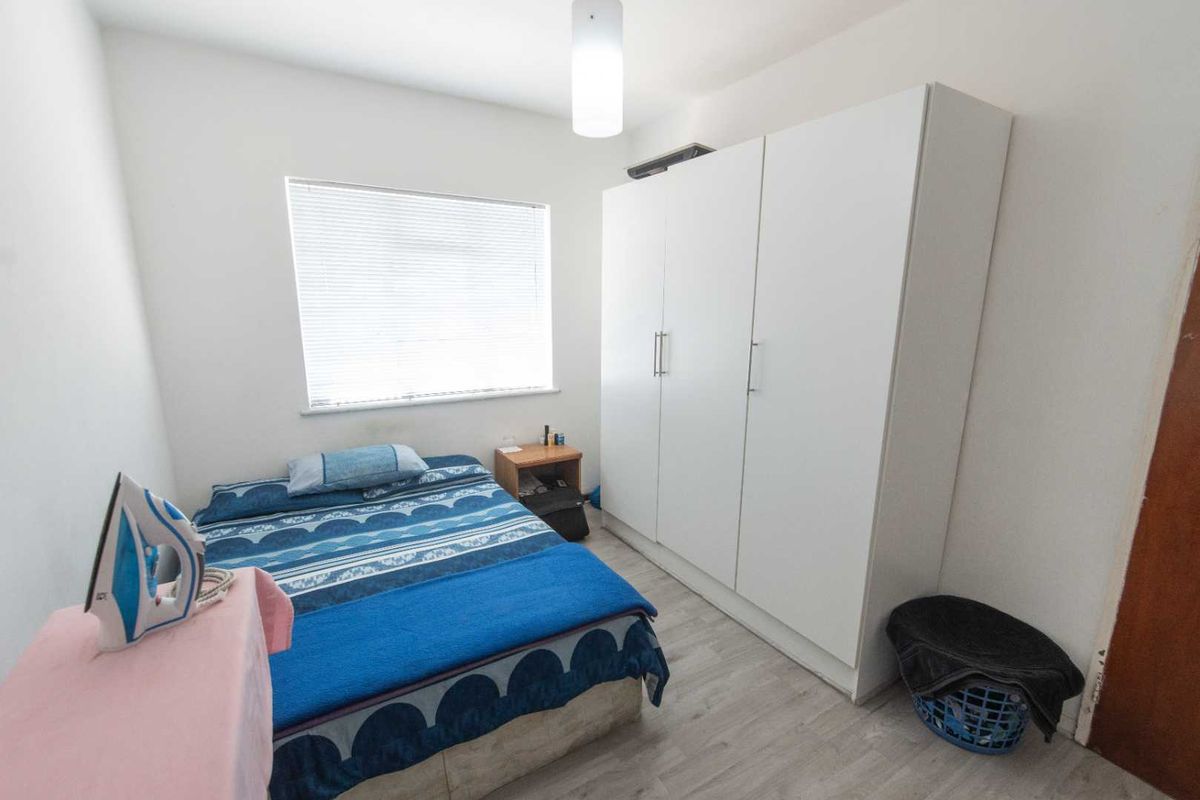 2 bed apartment with enclosed balcony. - Photo 5