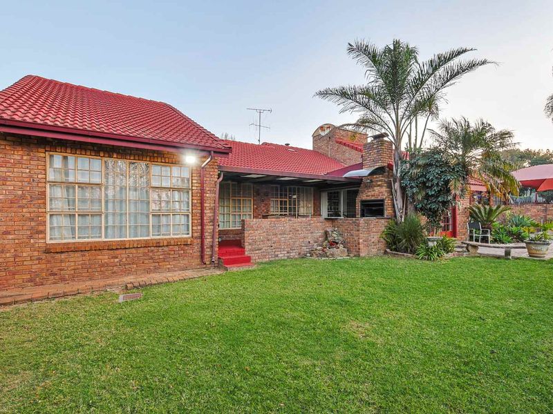 Versatile Family Haven with Flatlet & Business Rights - Photo 5