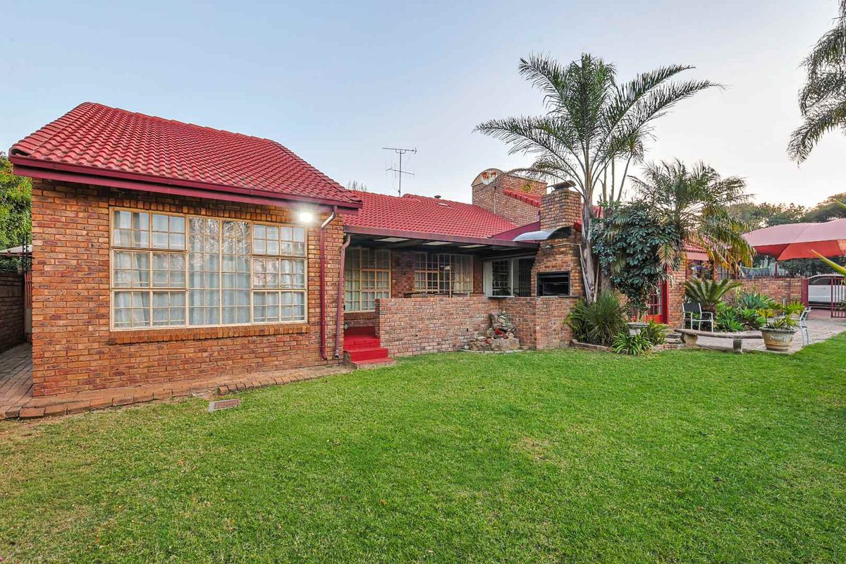 Versatile Family Haven with Flatlet & Business Rights - Photo 5