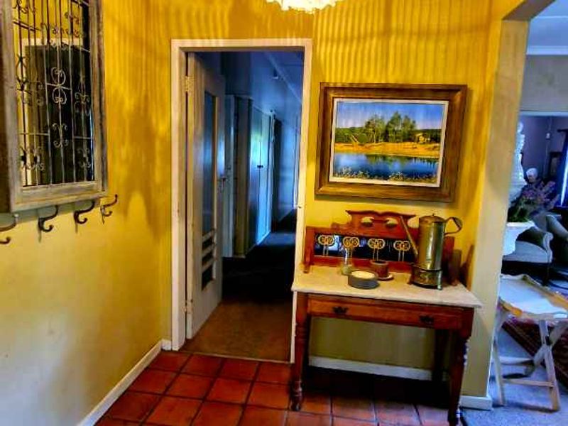 COTTAGE STYLE HOME OF CHARACTER IN THE HEART OF RIETONDALE - Photo 3