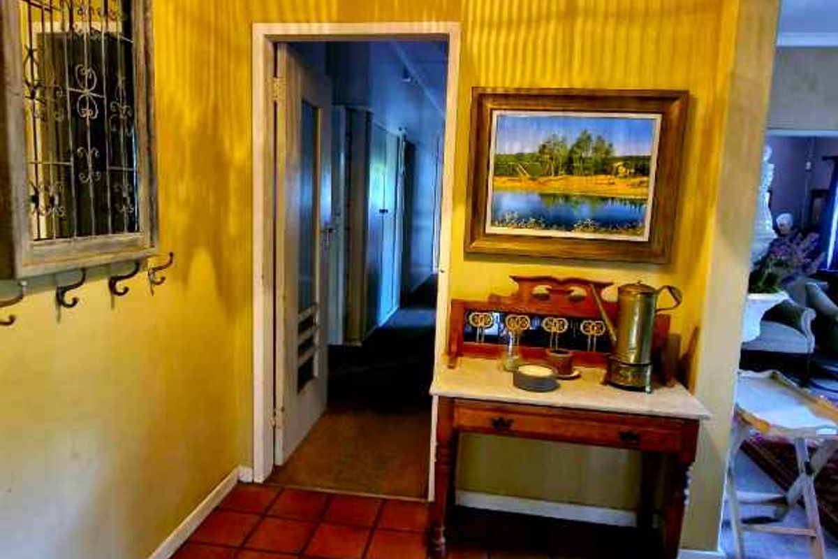 COTTAGE STYLE HOME OF CHARACTER IN THE HEART OF RIETONDALE - Photo 3