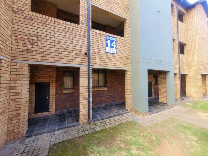 Beautiful ground floor unit up for sale - Photo 3