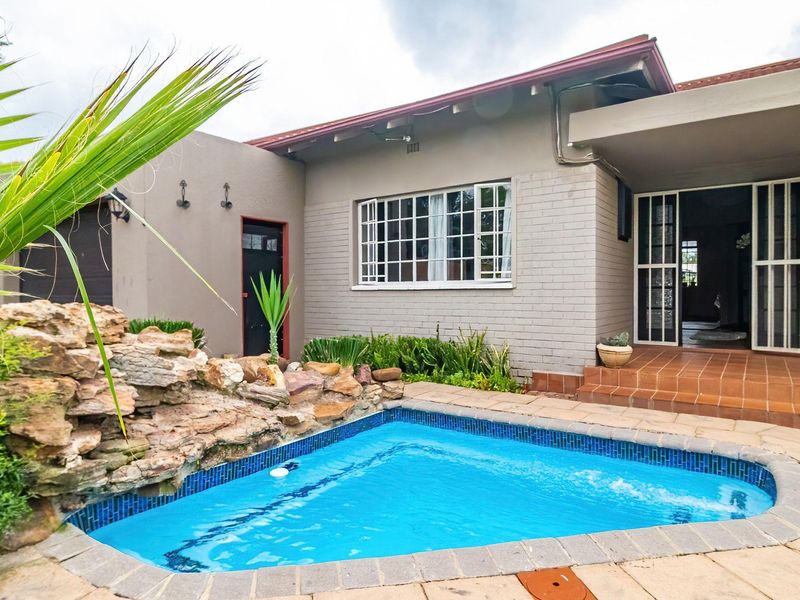 Charming Home: Classic Elegance Meets Modern Comfort! - Photo 3