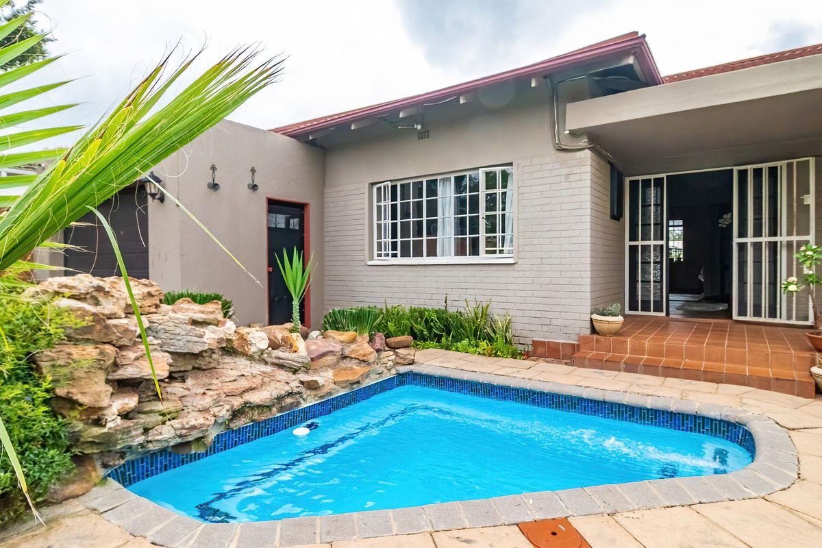 Charming Home: Classic Elegance Meets Modern Comfort! - Photo 3