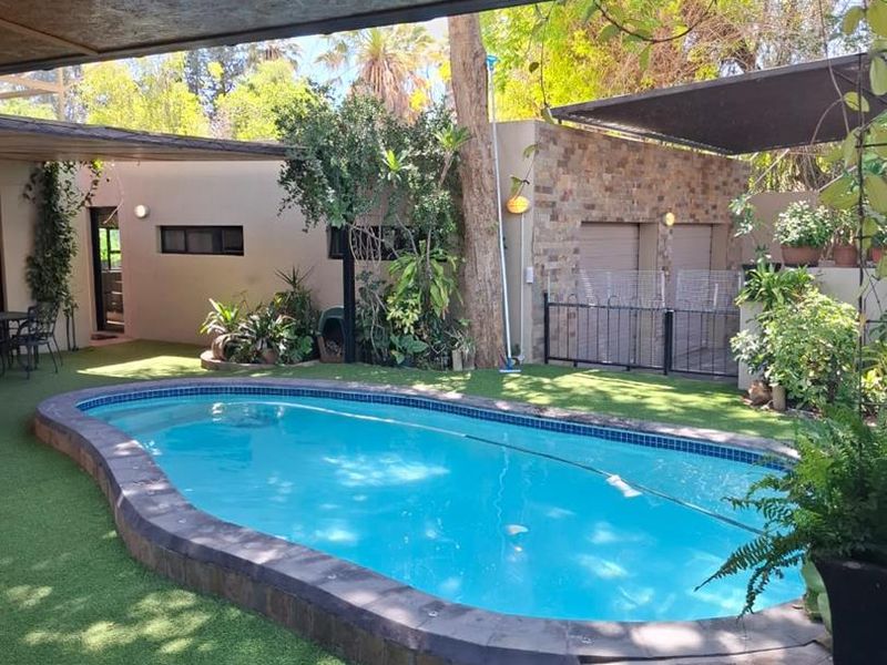 Spacious 5-Bed Residence with Consulting Rooms in Klein Windhoek - Photo 2