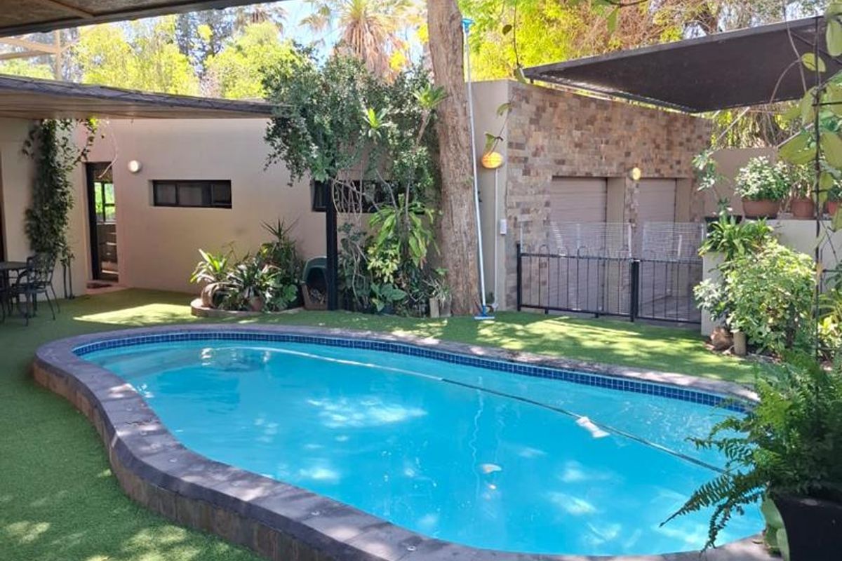 Spacious 5-Bed Residence with Consulting Rooms in Klein Windhoek - Photo 2