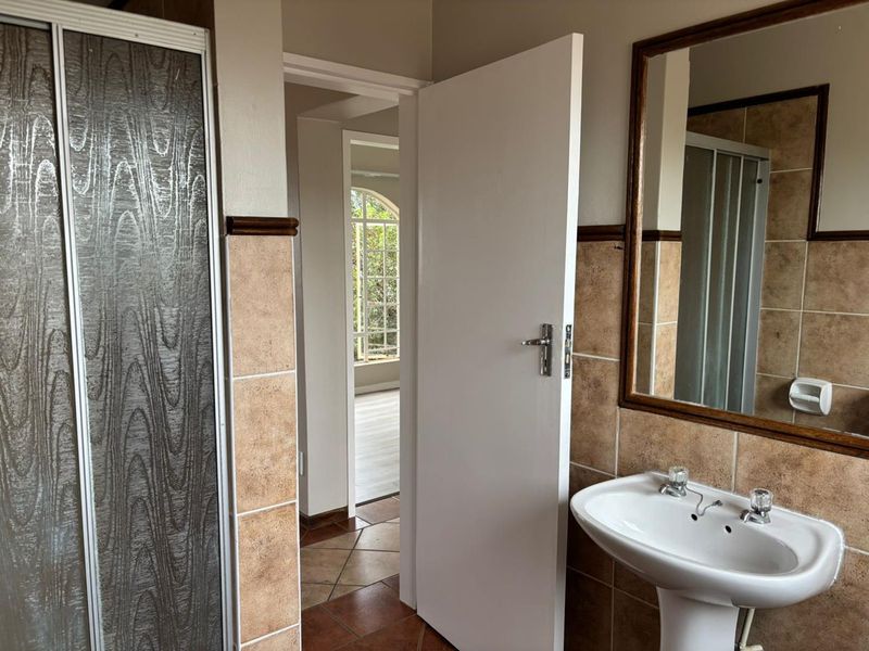 Neat, revamped 2 bedroom apartment in well managed complex - Photo 7