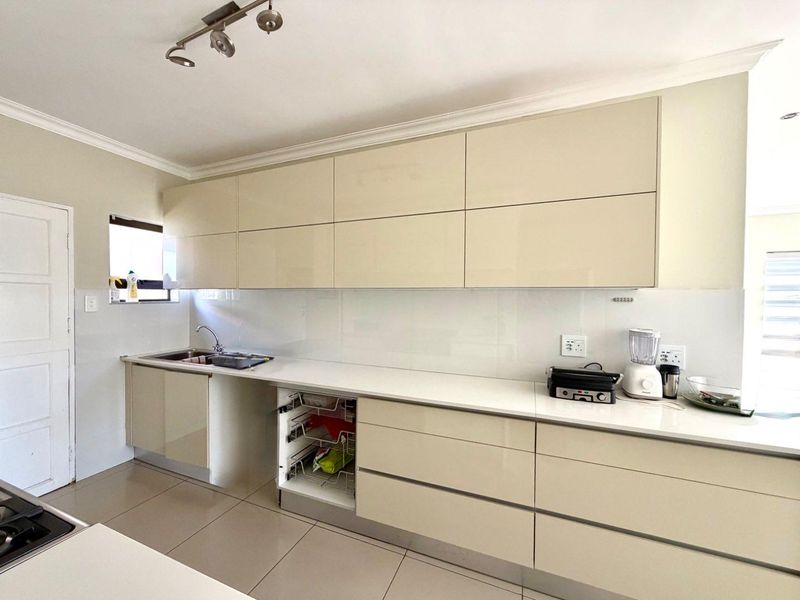 Modern 3 Bedroom 2 bathroom House - Photo 3