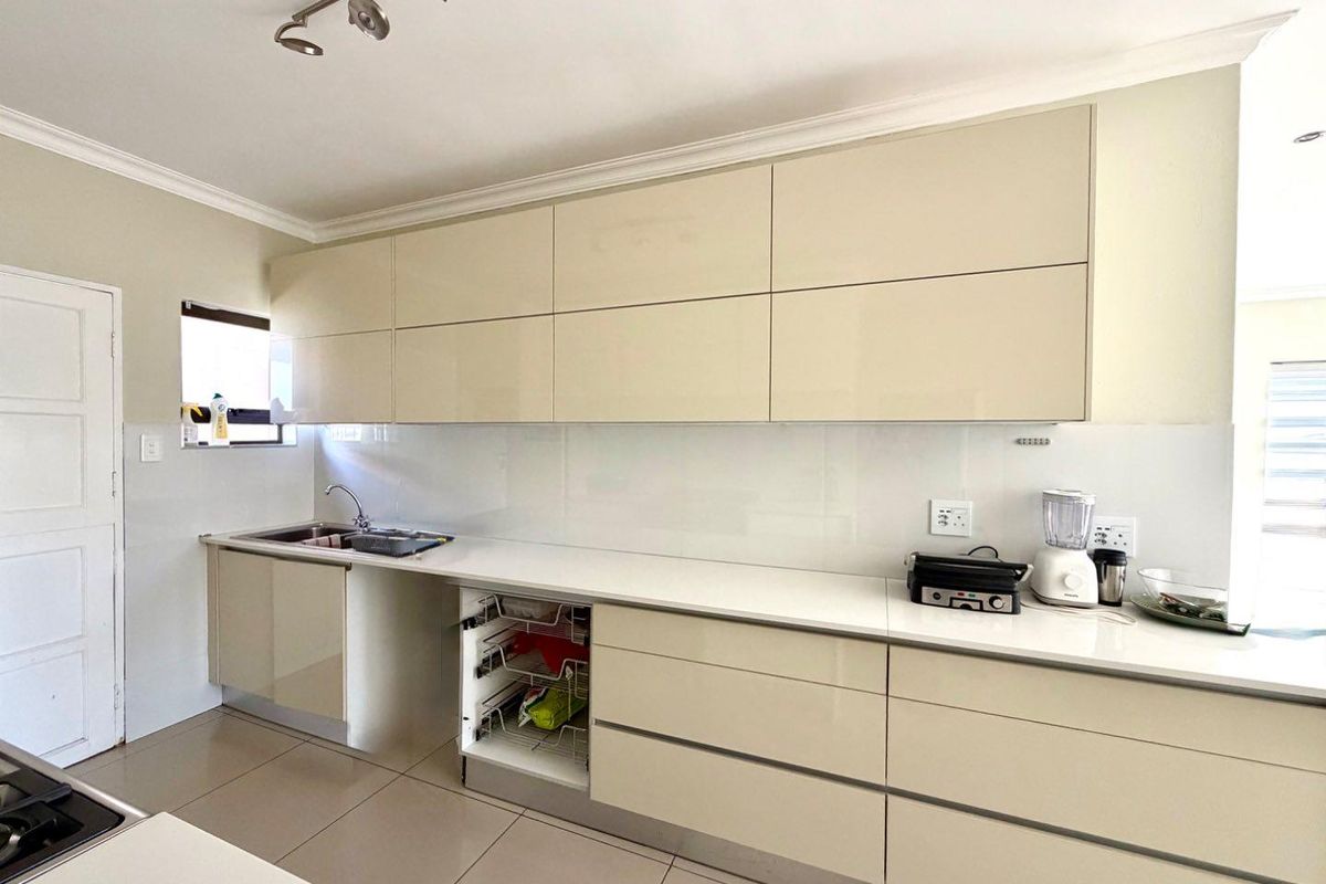Modern 3 Bedroom 2 bathroom House - Photo 3