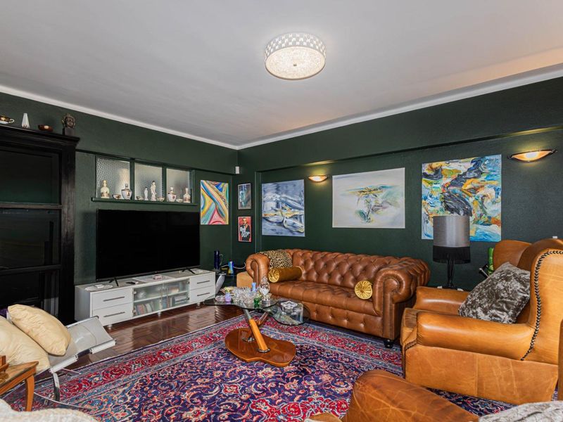 Spacious 4th floor corner apartment with prime location - Photo 2