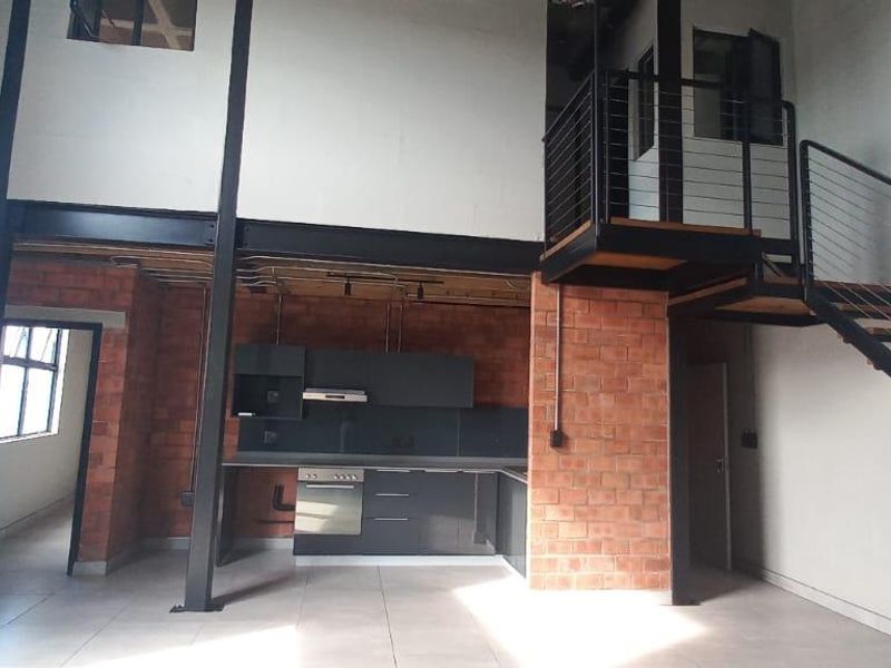 Stylish 3-Bedroom Loft Apartment – Modern Living Across Two Levels - Photo 2