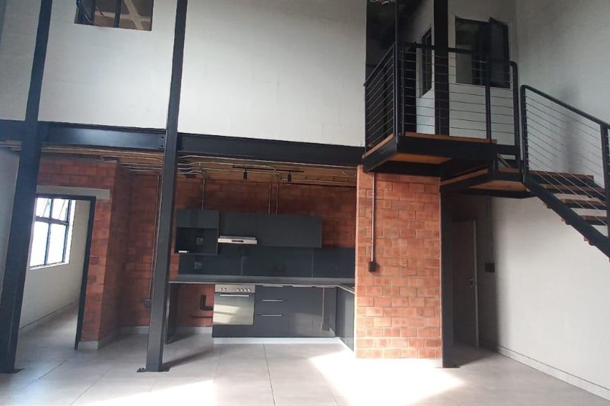 Stylish 3-Bedroom Loft Apartment – Modern Living Across Two Levels - Photo 2