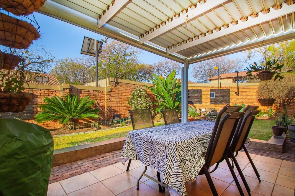 Covered Louved patio off lounge sliders