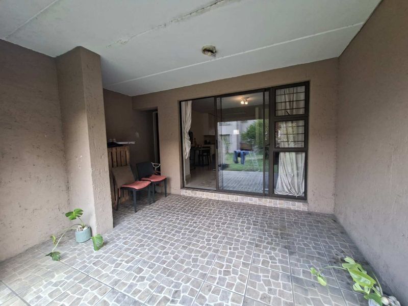 Spacious Groundfloor 2 Bedroom Apartment in low density complex - Photo 2