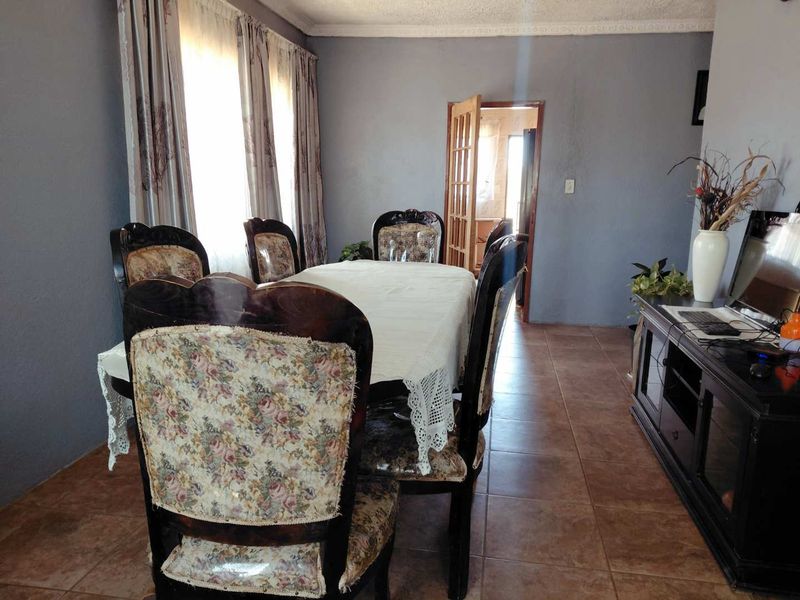 Double Stand Property with Extra Rooms for Rental Income! - Photo 10