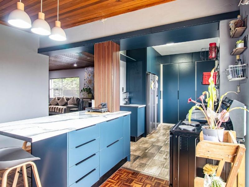 MODERN FAMILY HOME WITH EXTRA-LARGE BEDROOMS, SOLAR & PRIME LOCATION IN VERWOERDPARK - Photo 8