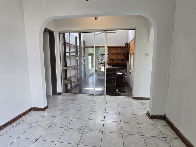 Beautiful 3-bedroom Home with 2-bedroom Flatlet to Rent - Photo 5