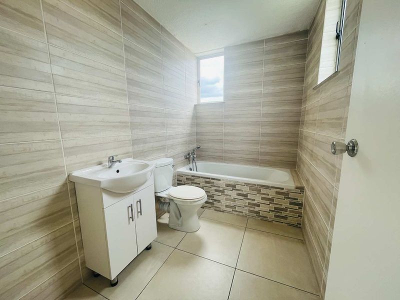 Hendra - Spacious 3 Bedroom apartment with sea views and 24 hour security - Photo 9