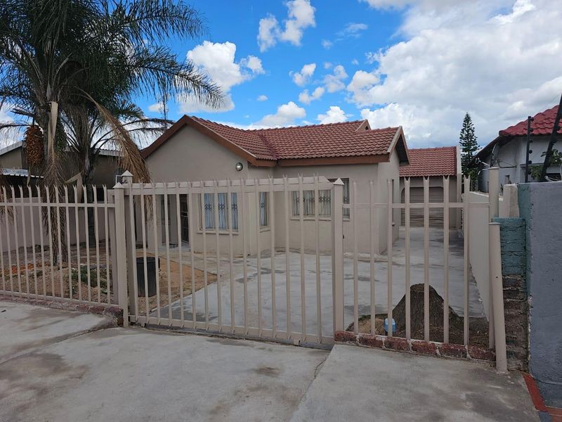 Neat 3-Bedroom Home with Outside Room & Garage – Seshego Zone 5 - Photo 7