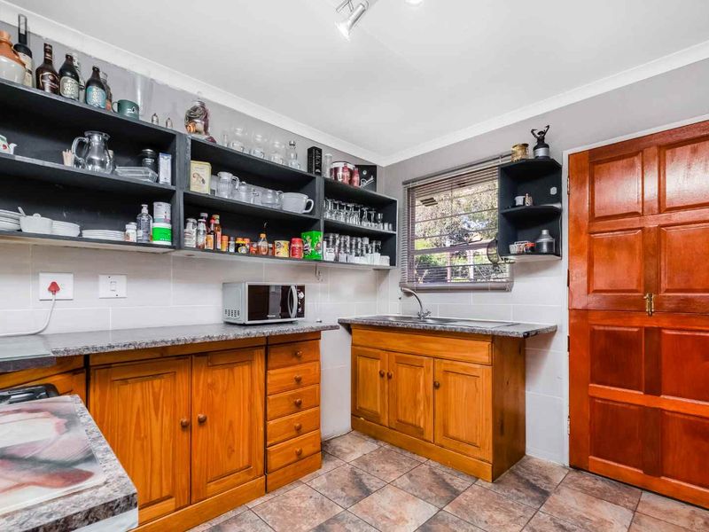 A LIGHT AND BRIGHT 2 BEDROOM, 1 BATH SIMPLEX UNIT- SOUNDS LIKE A FANTASTIC FIND! - Photo 5