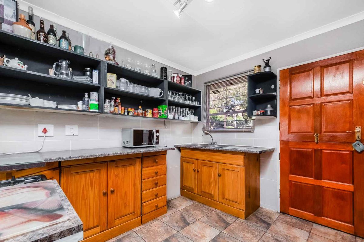 A LIGHT AND BRIGHT 2 BEDROOM, 1 BATH SIMPLEX UNIT- SOUNDS LIKE A FANTASTIC FIND! - Photo 5