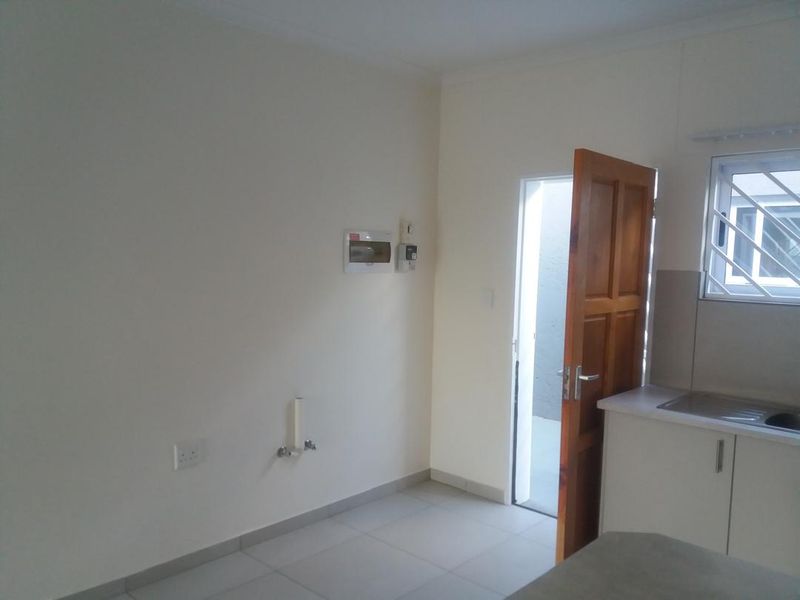 2 Bedroom Apartment for sale in Rocky Crest - Photo 2