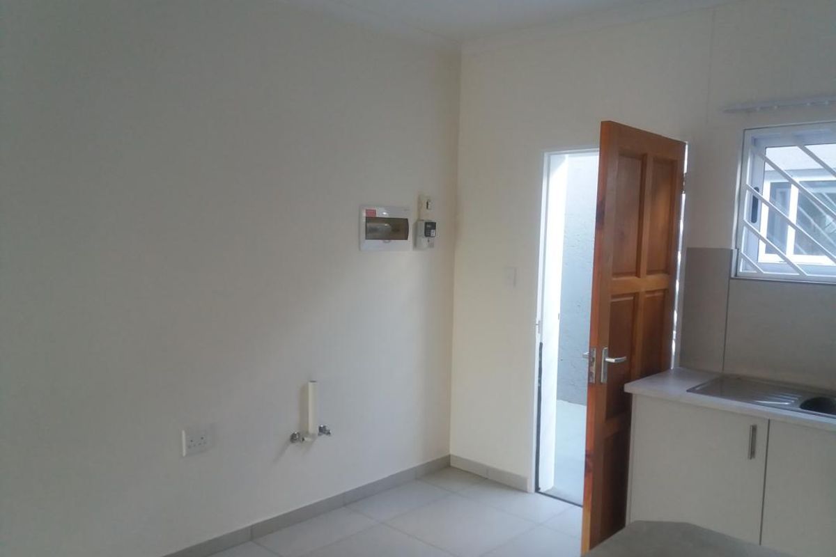 2 Bedroom Apartment for sale in Rocky Crest - Photo 2