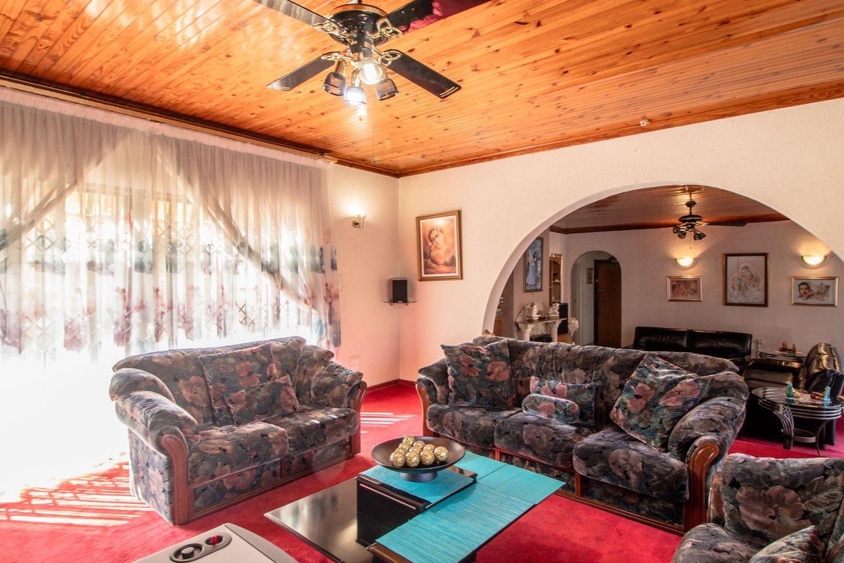 Beautiful Double storey facebrick 6 Bedroom Home - Photo 4