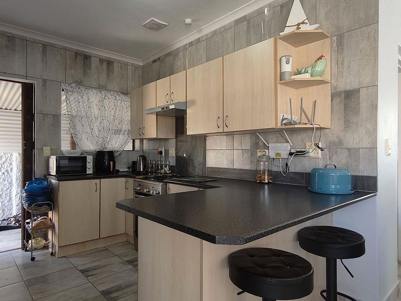 Charming 2 Bedroom Renovated Townhouse in Secure Hartenzicht, Hartenbos - Photo 10