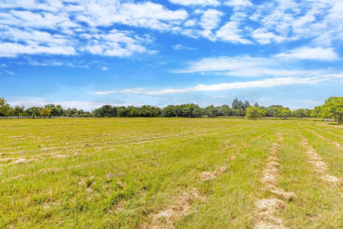 EXCLUSIVE VACANT LAND FOR SALE - Photo 2