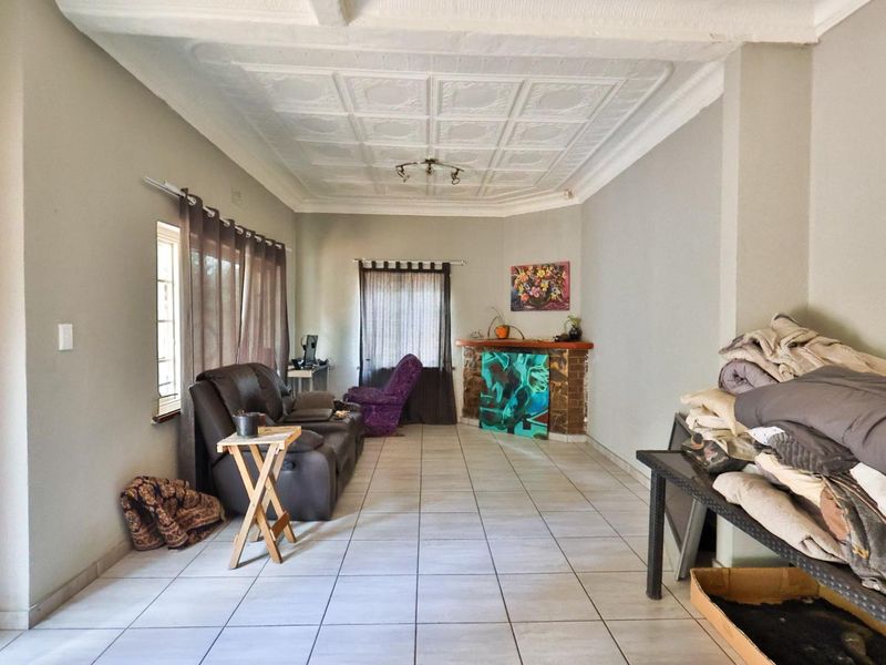 Family Home with Investment Potential in Westdene! - Photo 3