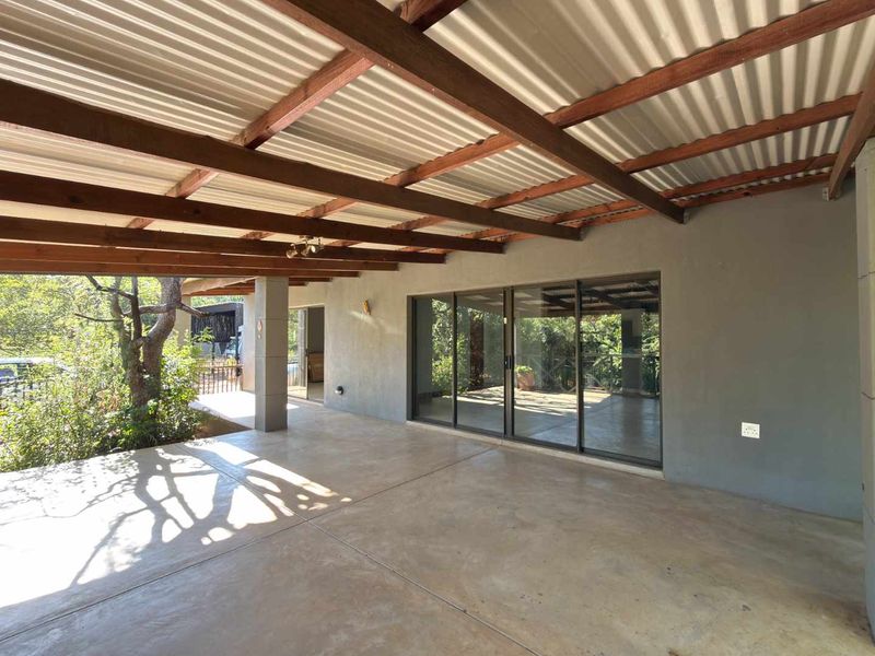 Three bedroom family home up for rental in the popular Hoedspruit Wildlife Estate - Photo 2