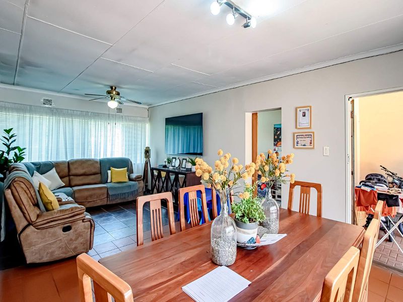 Well maintained Family Home on a large stand. - Photo 6