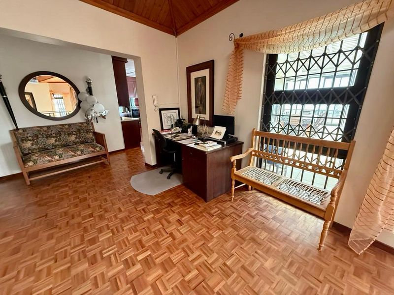 FOR SALE- 5 BEDROOM HOUSE WITH SEA VIEW HOUSE IN CENTRAL SWAKOPMUND, NAMIBIA - Photo 10