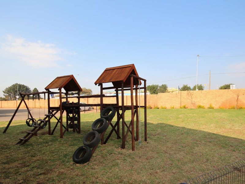 Charming Ground-floor 1-bedroom, 1-bathroom apartment, Carport - Photo 9