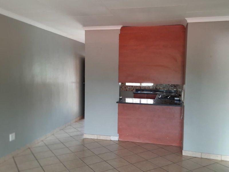 **Charming 2-Bedroom Apartment with Modern Amenities** - Photo 4