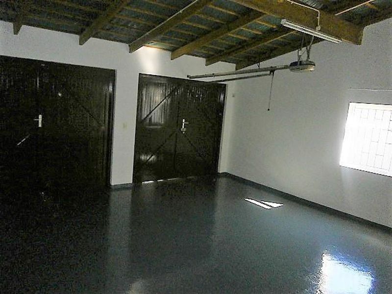 Adorable, spacious Living - Photo 7