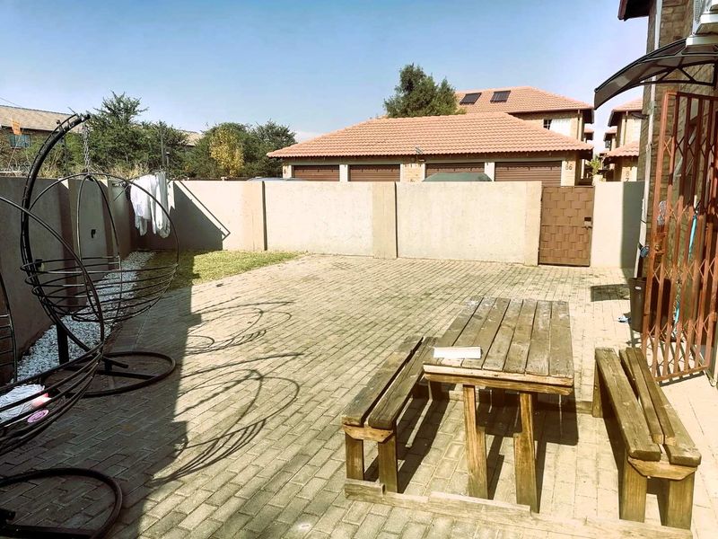 Spacious 4-Bedroom Duplex in Secure Estate - Photo 5