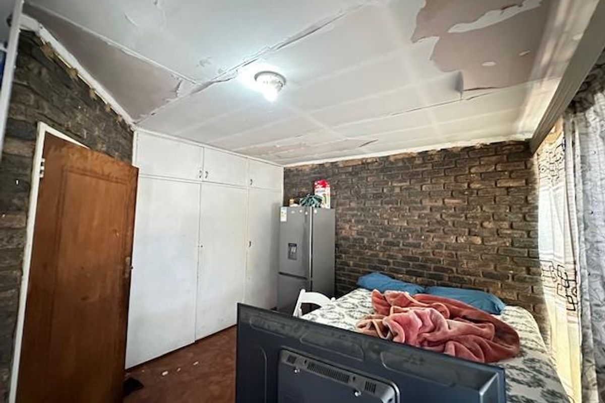 Spacious 5-Bedroom Duplex with Private Garden in Sunnyside! - Photo 5