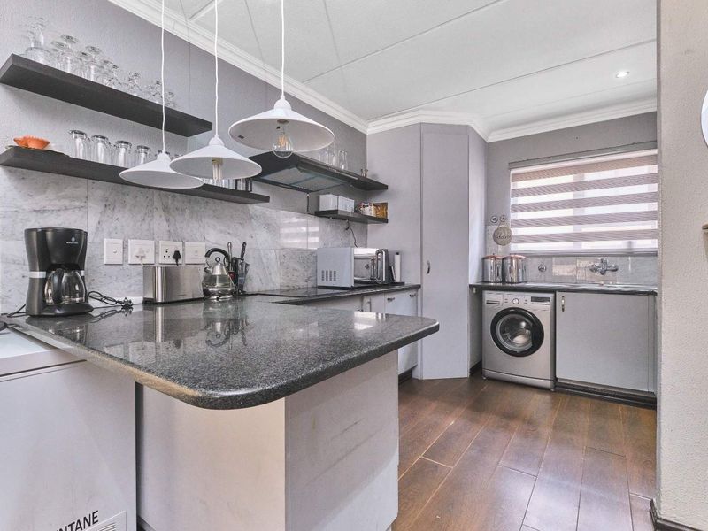 Modern Double-Story Retreat in Prime Location – Perfect for the Lock-Up-and-Go Lifestyle - Photo 2